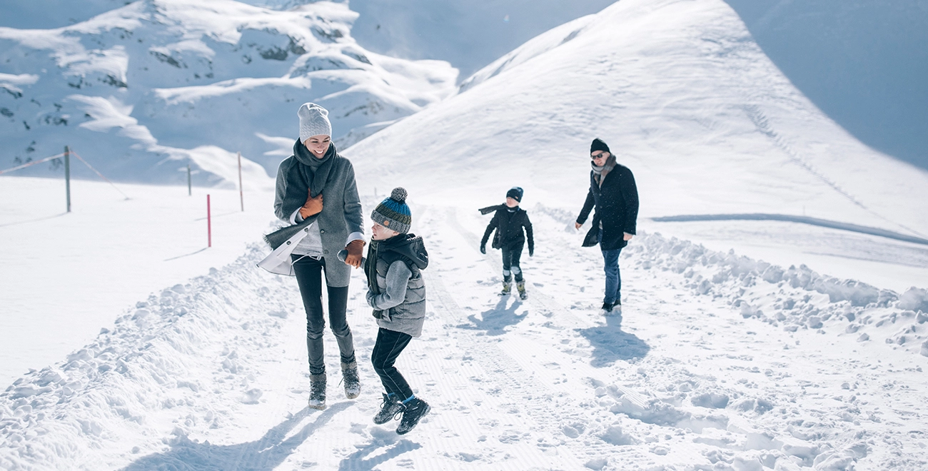 Familie im Schnee