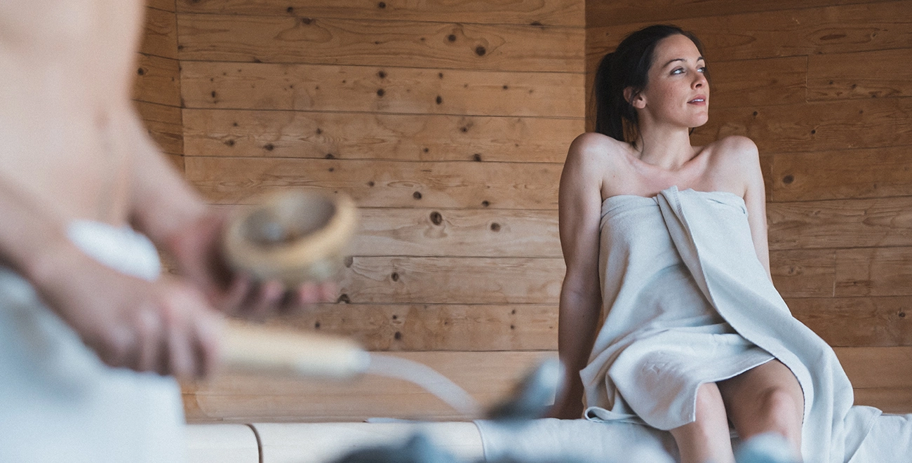 Frau in der Sauna