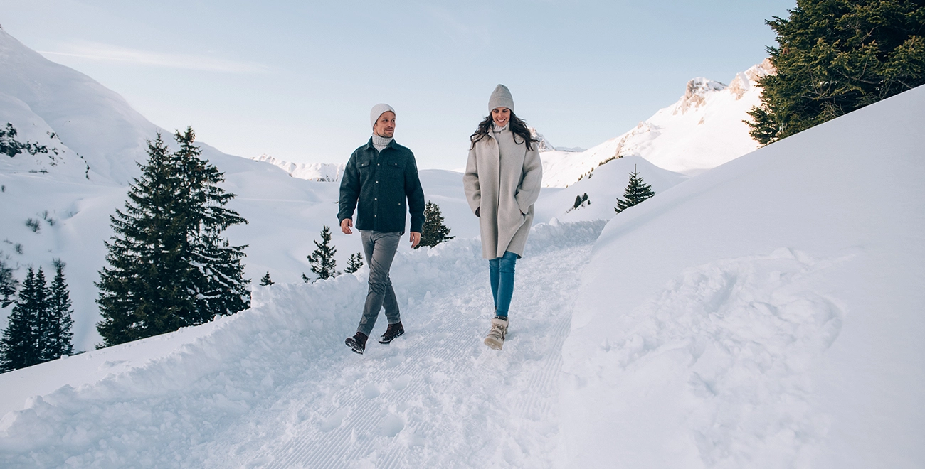 Pärchen beim Spazieren gehen im Schnee